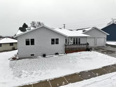 801 Custer Dr, Mandan, ND 58554