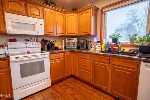 801 Custer Dr, Mandan, ND 58554 photo 11