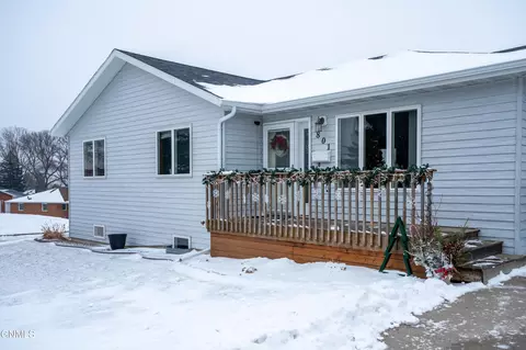 801 Custer Dr, Mandan, ND 58554 photo 3