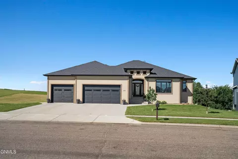 2917 Powder Ridge Dr, Bismarck, ND 58503