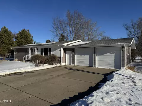 323 Center Ave S, Center, ND 58530