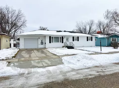 1014 James Ave NE, Jamestown, ND 58401