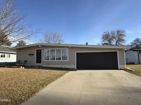 2612 6th St NW, Minot, ND 58703