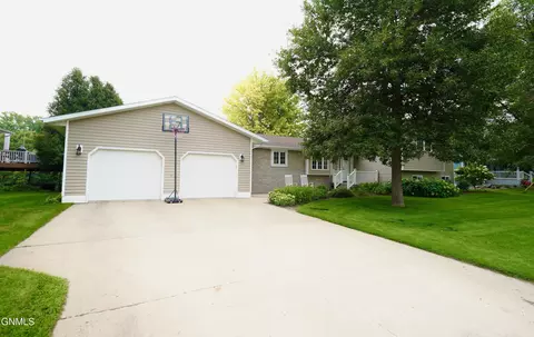 1703 9th Ave SE, Jamestown, ND 58401