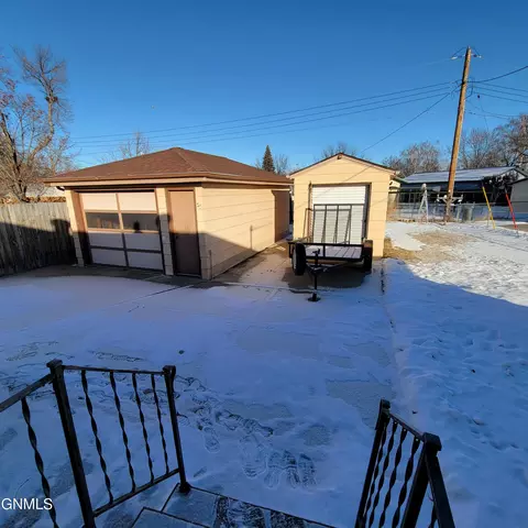 Exterior - 527 Meadow Ln, Bismarck, ND 58504 photo 1 of 2