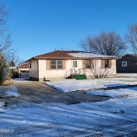 527 Meadow Ln, Bismarck, ND 58504