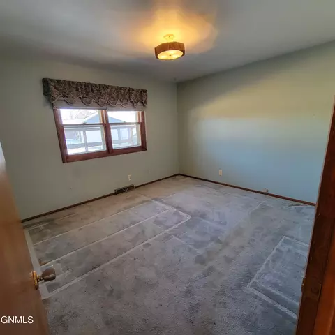 Bedroom - 527 Meadow Ln, Bismarck, ND 58504 photo 3 of 3