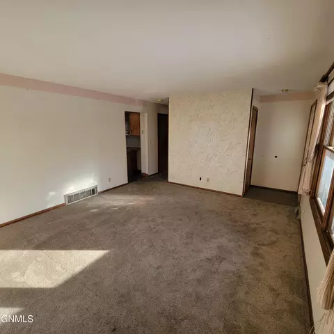 Living - 527 Meadow Ln, Bismarck, ND 58504 photo 1 of 1