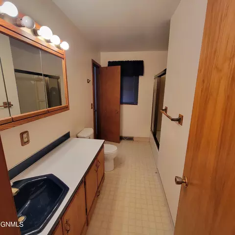 Bath - 527 Meadow Ln, Bismarck, ND 58504 photo 1 of 1