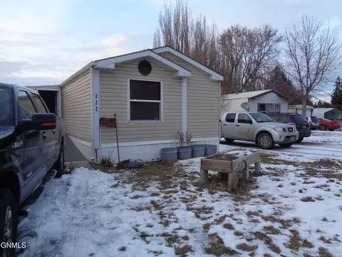111 Tuttle Ave, Mandan, ND 58554 photo 2