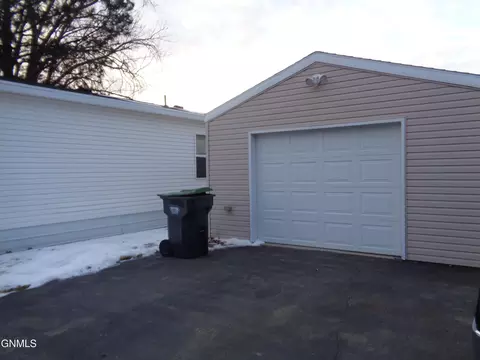 111 Tuttle Ave, Mandan, ND 58554 photo 3