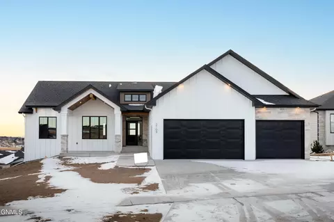 2109 Tule Ln, Bismarck, ND 58503
