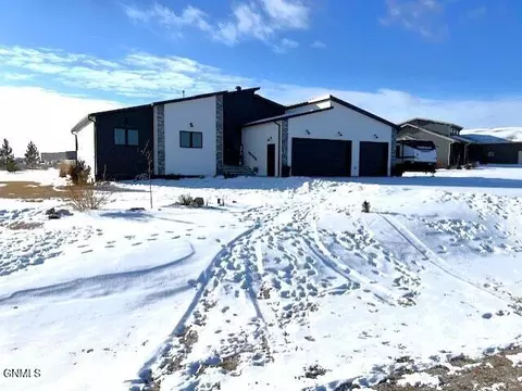 13800 Saddlehorn Dr, Bismarck, ND 58503