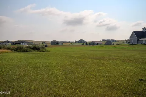 8104 Nicklaus Dr, Bismarck, ND 58503 photo 6