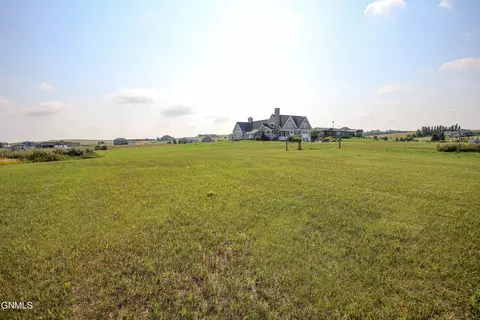 8104 Nicklaus Dr, Bismarck, ND 58503 photo 5