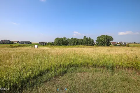 8104 Nicklaus Dr, Bismarck, ND 58503 photo 7