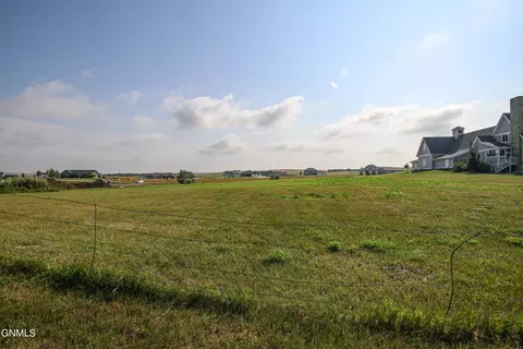 8104 Nicklaus Dr, Bismarck, ND 58503 photo 3