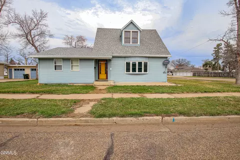 222 3rd St NE, Hazen, ND 58545