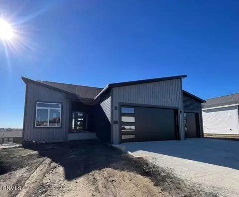 4812 Cornice Loop, Bismarck, ND 58503 photo 2