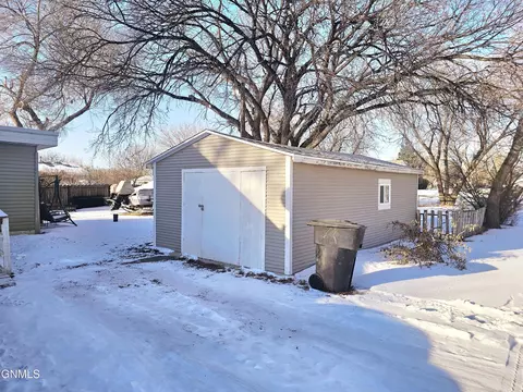 104 42nd St W, Williston, ND 58801 photo 3