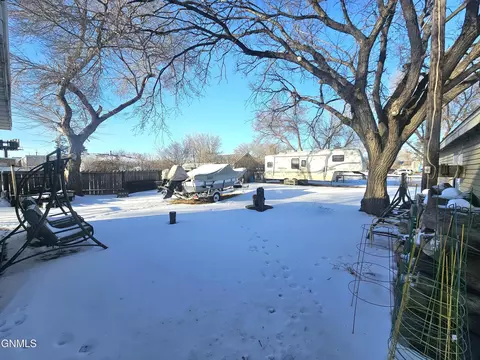 104 42nd St W, Williston, ND 58801 photo 4