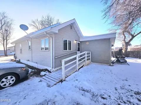 104 42nd St W, Williston, ND 58801 photo 2
