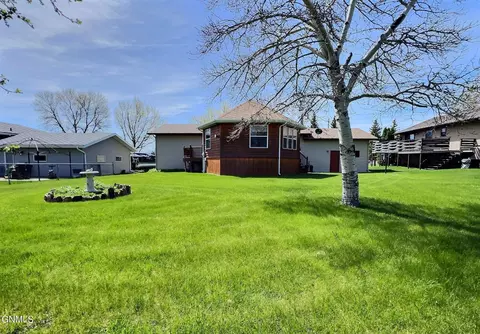 218 9th St NW, Beulah, ND 58523