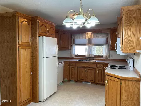339 Calgary Ave, Bismarck, ND 58503 photo 3