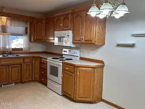 339 Calgary Ave, Bismarck, ND 58503 photo 2