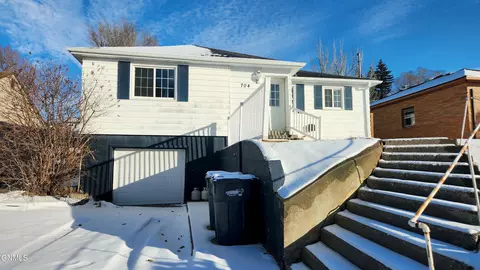 704 4th Ave NW, Mandan, ND 58554
