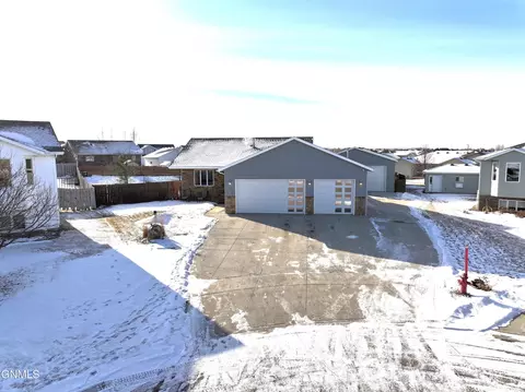 1107 Bouyer Pl, Lincoln, ND 58504