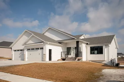 625 Flint Dr, Bismarck, ND 58503