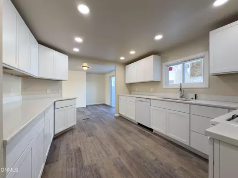 433 8th Ave SE, Stanley, ND 58784 photo 5