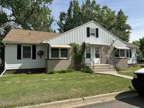 402 3rd St SW, Bowman, ND 58623 photo 1