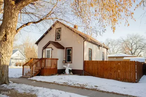 301 6th Ave SW, Jamestown, ND 58401