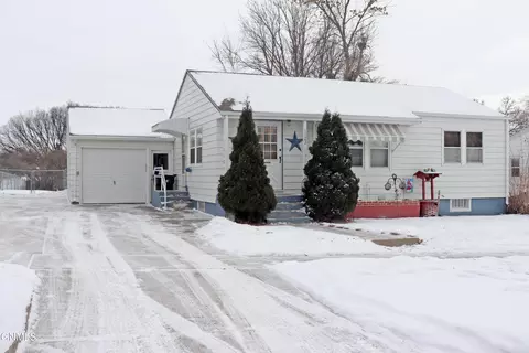 1123 N 15th St, Bismarck, ND 58501