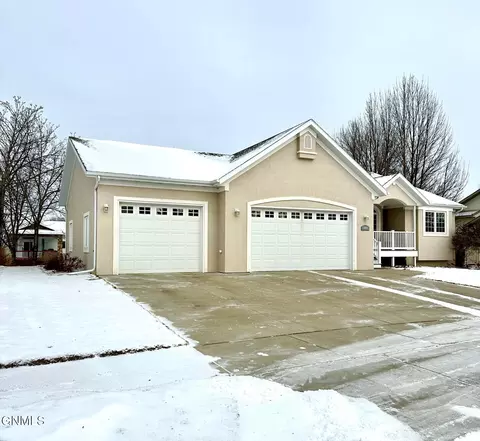 4904 Inlet Bay Dr SE, Mandan, ND 58554