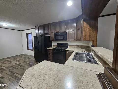 2035 Sioux St W, Williston, ND 58801 photo 14