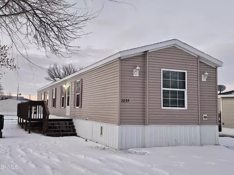 2035 Sioux St W, Williston, ND 58801 photo 2