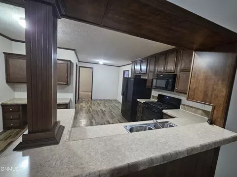 2035 Sioux St W, Williston, ND 58801 photo 5