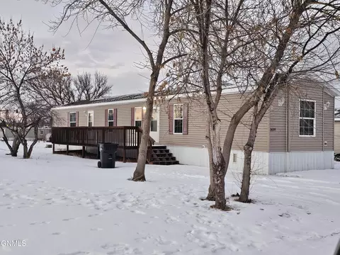 2035 Sioux St W, Williston, ND 58801