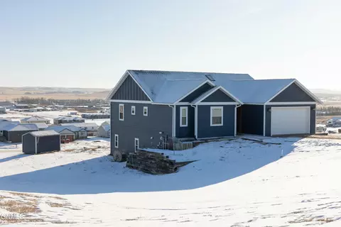1102 10th St SW, Watford City, ND 58854