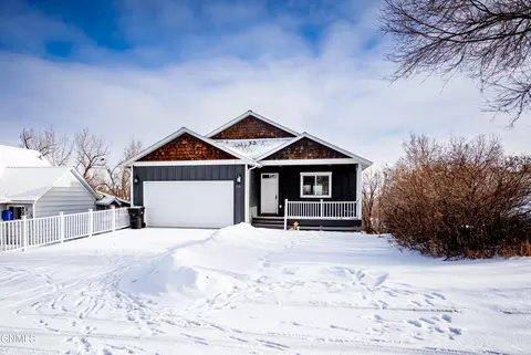 104 4th St SE, Watford City, ND 58854