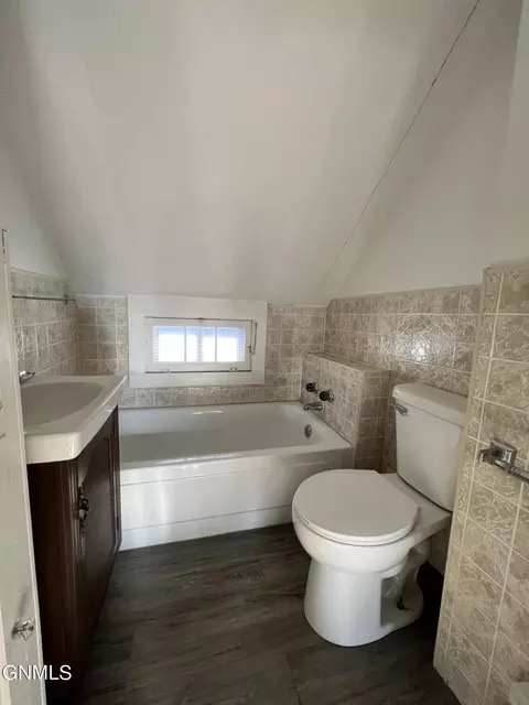 Bath - 423 2nd St SE, Stanley, ND 58784 photo 2 of 2
