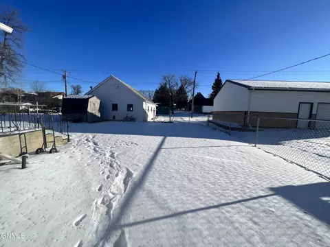 Exterior - 423 2nd St SE, Stanley, ND 58784 photo 2 of 2