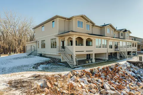 1240 Riverwood Dr, Bismarck, ND 58504