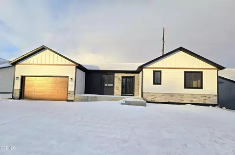 216 7th Ave NE, Watford City, ND 58854