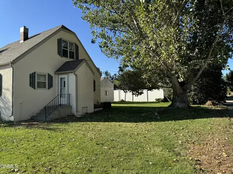 2410 University Ave, Williston, ND 58801 photo 23