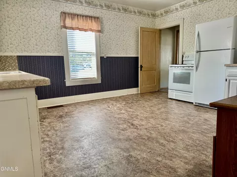 2410 University Ave, Williston, ND 58801 photo 8