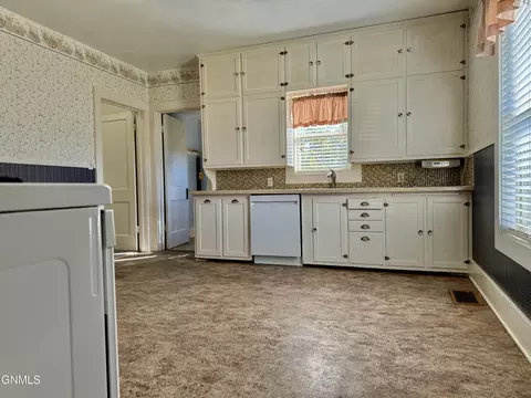 2410 University Ave, Williston, ND 58801 photo 9